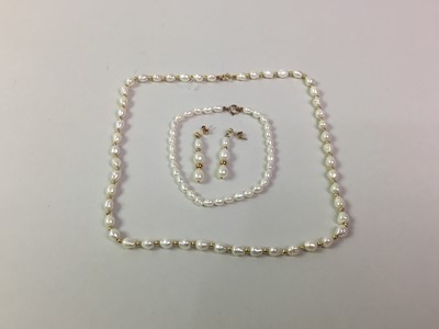 Lot 50 - GROUP OF GOLD AND CULTURE PEARL ITEMS