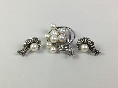 Lot 60 - SILVER AND CULTURED PEARL BROOCH