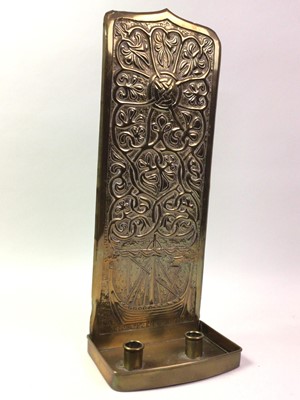 Lot 462 - ATTRIBUTED TO ALEXANDER RITCHIE OF IONA (SCOTTISH, 1856-1941), ARTS & CRAFTS BRASS WALL SCONCE
