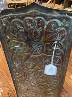 Lot 462 - ATTRIBUTED TO ALEXANDER RITCHIE OF IONA (SCOTTISH, 1856-1941), ARTS & CRAFTS BRASS WALL SCONCE