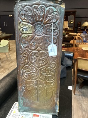 Lot 462 - ATTRIBUTED TO ALEXANDER RITCHIE OF IONA (SCOTTISH, 1856-1941), ARTS & CRAFTS BRASS WALL SCONCE