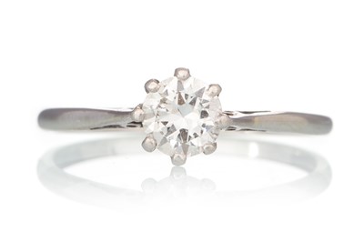 Lot 517 - DIAMOND SOLITAIRE RING