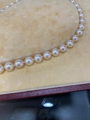 Lot 523 - PEARL NECKLACE WITH EMERALD AND DIAMOND CLASP