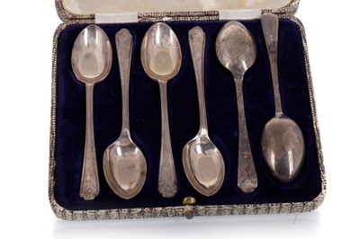 Lot 998 - SET OF GEORGE V SILVER TEA SPOONS