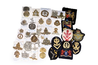 Lot 33 - COLLECTION OF CAP BADGES, PATCHES AND FURTHER INSIGNIA