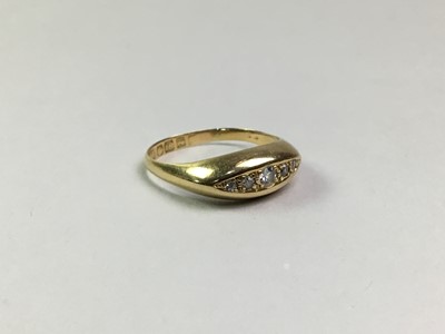 Lot 127 - FIVE STONE RING
