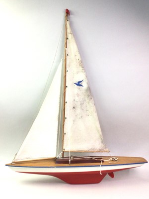 Lot 521 - MODEL YACHT