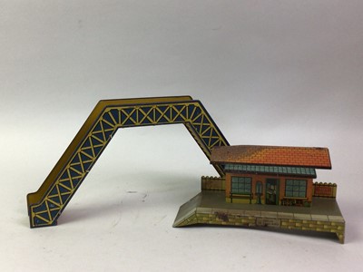 Lot 532 - GROUP OF HORNBY RAILWAY ITEMS