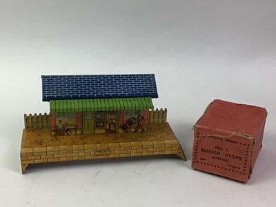 Lot 532 - GROUP OF HORNBY RAILWAY ITEMS