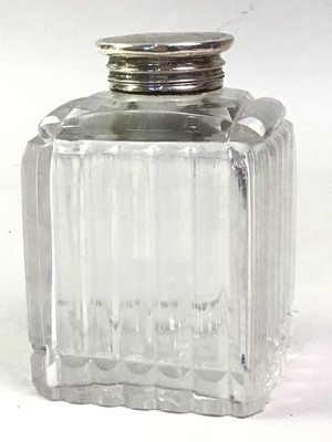 Lot 543 - GEORGIAN SILVER TOP GLASS PERFUME BOTTLE