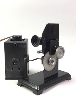 Lot 548 - EARLY 20TH CENTURY MOTION PROJECTOR