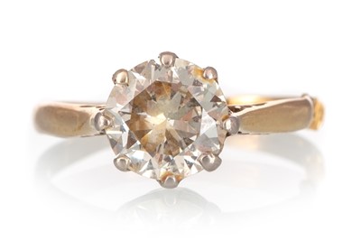 Lot 575 - DIAMOND SOLITAIRE RING