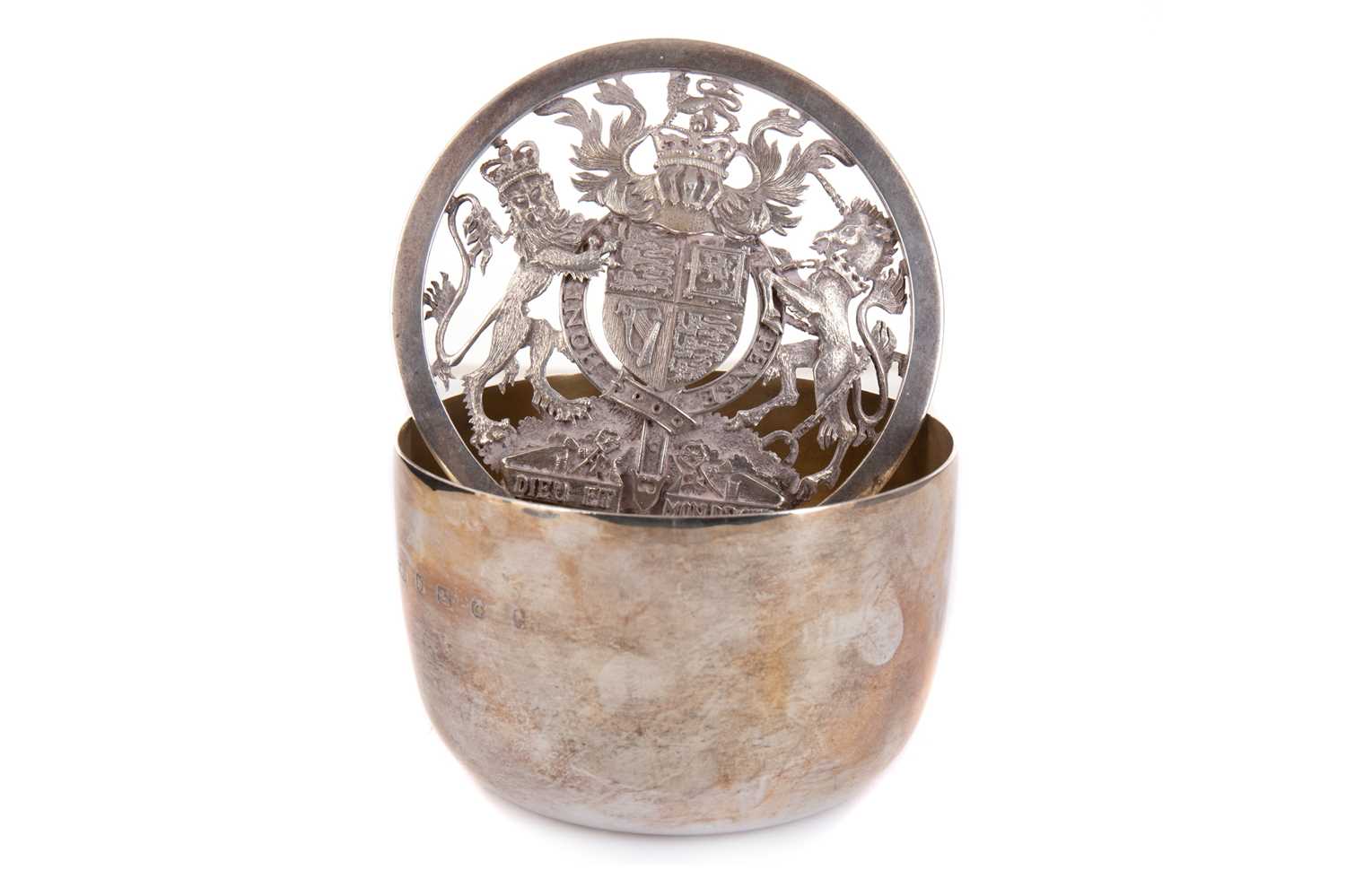 Lot 1014 - QUEEN ELIZABETH II SILVER CIRCULAR BOWL