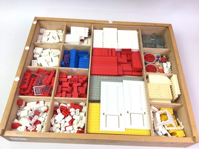Lot 4 - GROUP OF LEGO PARTS