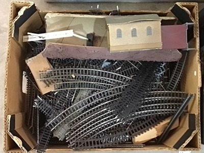 Lot 16 - GROUP OF MODEL RAILWAY ACCESSORIES