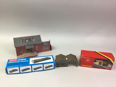 Lot 18 - GROUP OF MODEL RAILWAY ITEMS