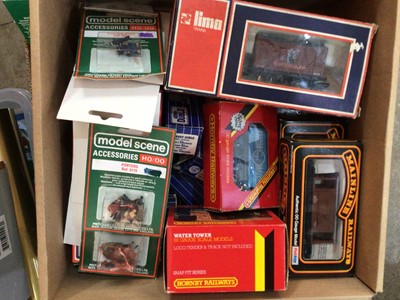 Lot 18 - GROUP OF MODEL RAILWAY ITEMS