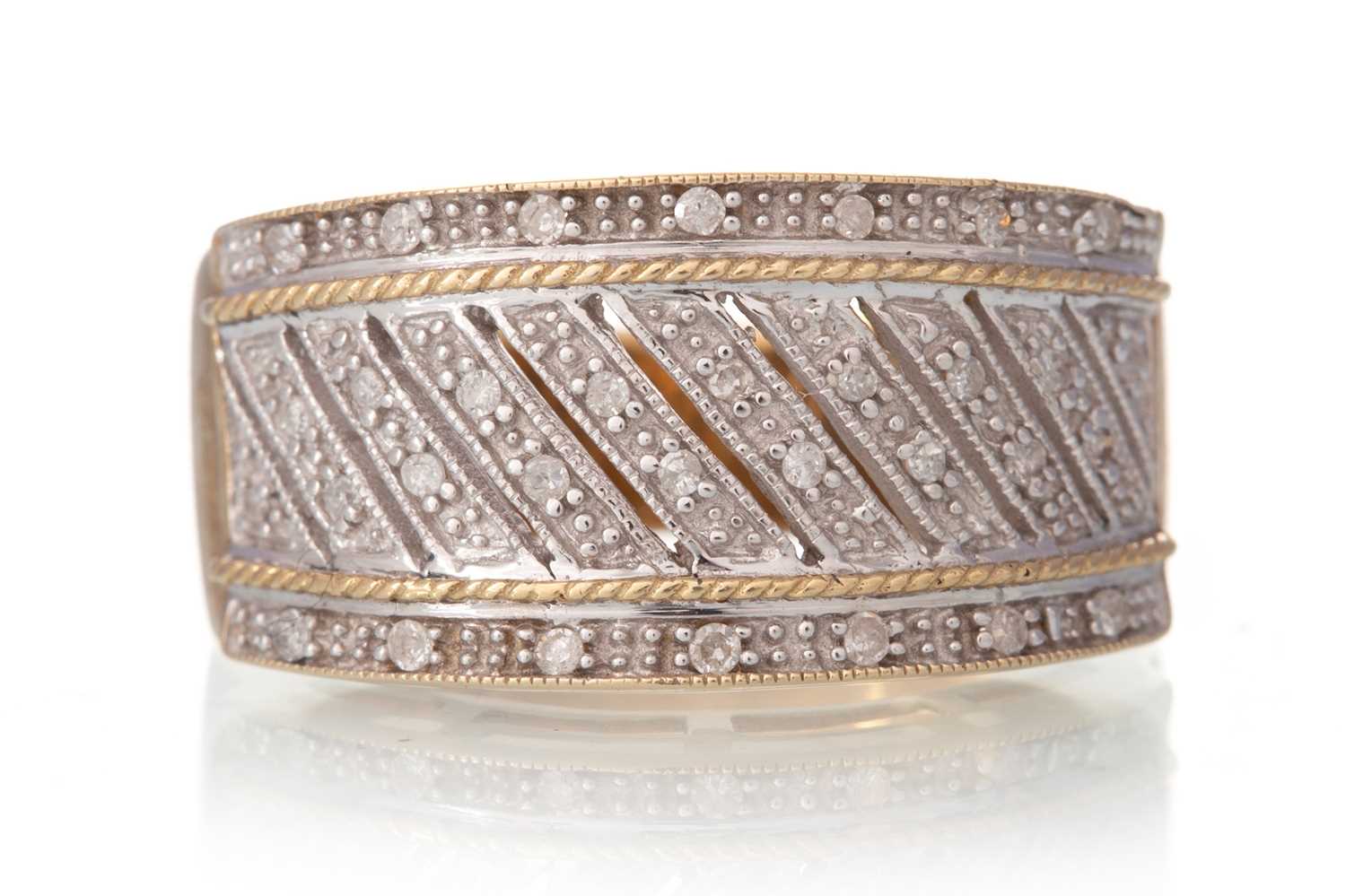Lot 419 - DIAMOND DRESS RING