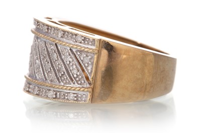 Lot 419 - DIAMOND DRESS RING