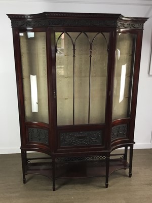 Lot 1251 - EDWARDIAN MAHOGANY BREAKFRONT DISPLAY CABINET