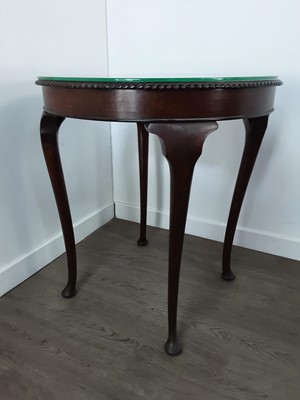 Lot 222 - MAHOGANY CIRCULAR OCCASIONAL TABLE