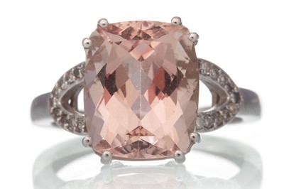 Lot 633 - MORGANITE AND DIAMOND RING