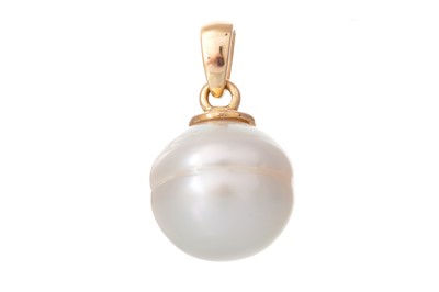 Lot 656 - SOUTH SEA PEARL PENDANT