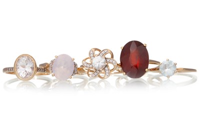 Lot 624 - FIVE GEM SET RINGS