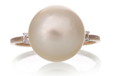 Lot 637 - SOUTH SEA PEARL RING