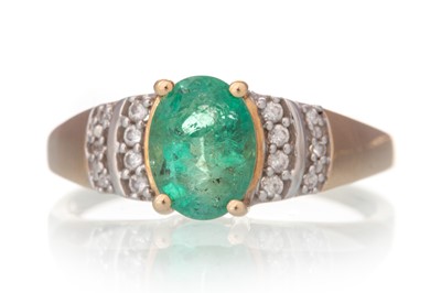 Lot 653 - EMERALD AND DIAMOND RING