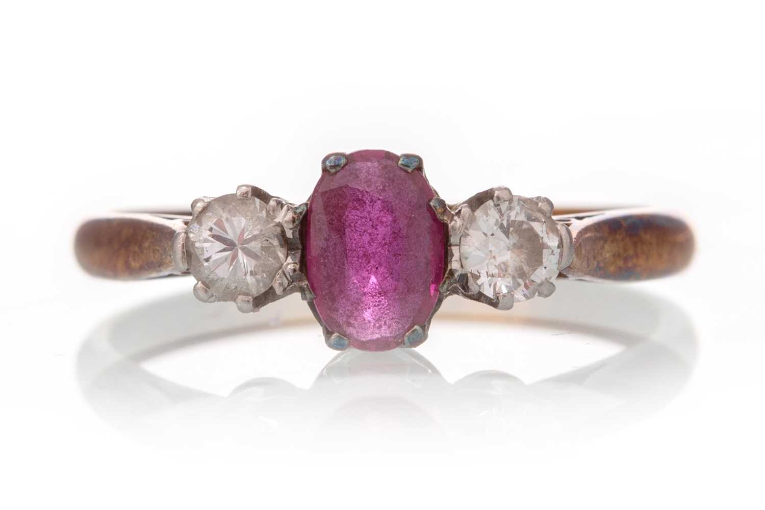 Lot 460 - RUBY AND DIAMOND RING