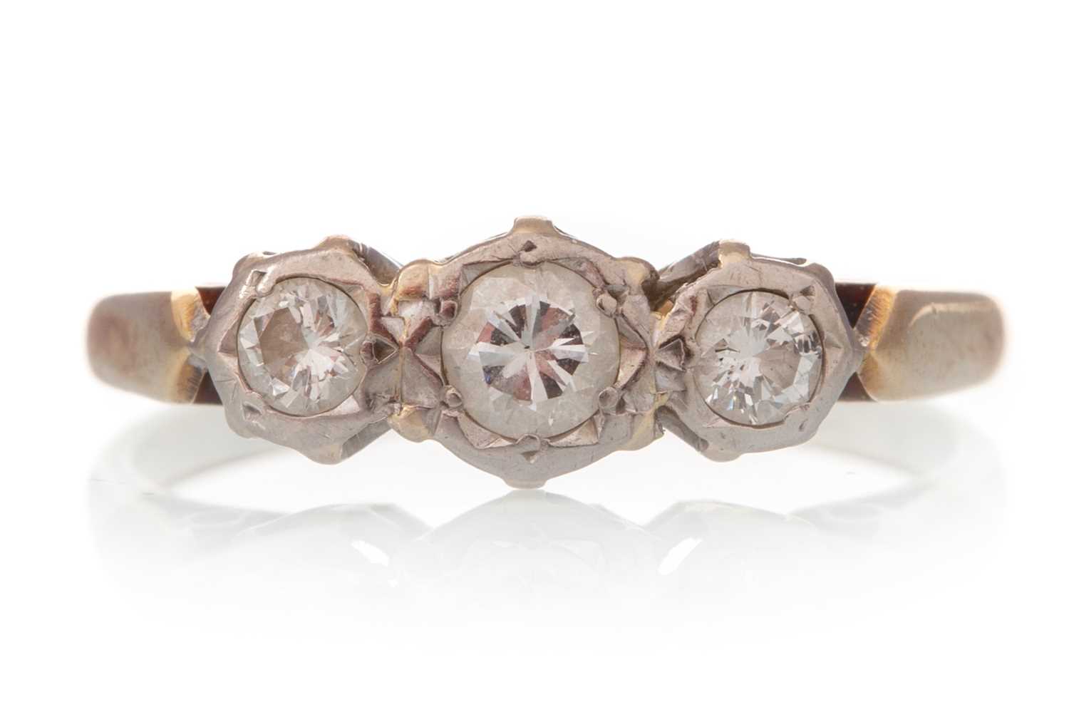 Lot 461 - DIAMOND THREE STONE RING
