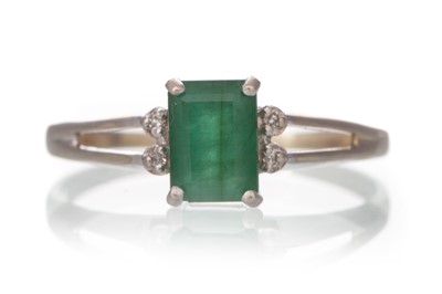 Lot 629 - EMERALD AND DIAMOND RING