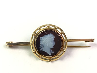 Lot 466 - HARDSTONE BROOCH