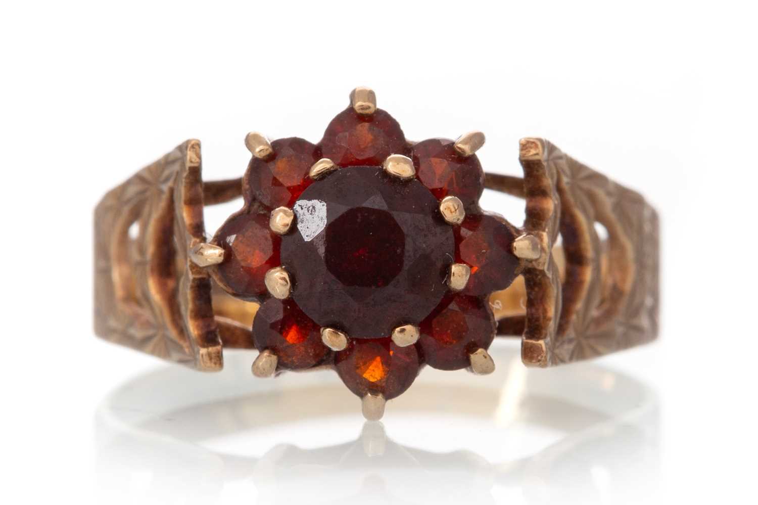 Lot 531 - GARNET CLUSTER RING