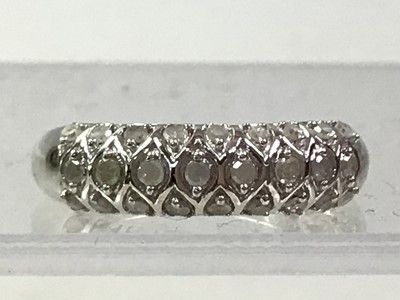 Lot 523 - DIAMOND CLUSTER RING