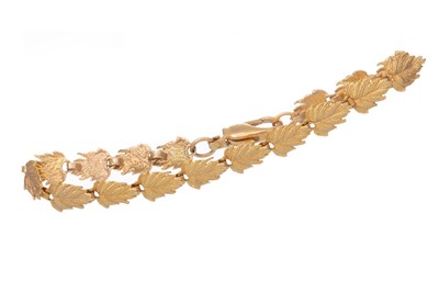 Lot 547 - NINE CARAT GOLD BRACELET