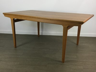 Lot 499 - MID CENTURY DANISH TEAK DRAW LEAF EXTENDING DINING TABLE