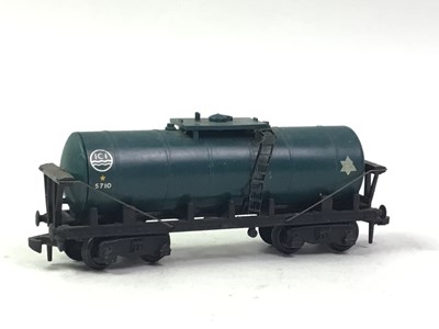 Lot 660 - GROUP OF OO GAUGE ROLLING STOCK