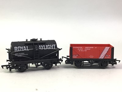 Lot 654 - GROUP OF MODEL RAILWAY ITEMS