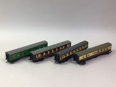 Lot 670 - GROUP OF MODEL RAILWAY ITEMS