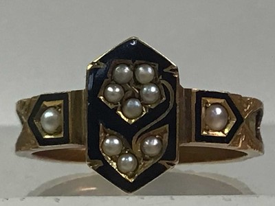 Lot 674 - VICTORIAN FIFTEEN CARAT GOLD MOURNING RING