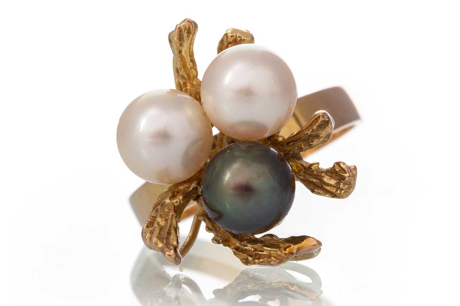 Lot 495 - PEARL THREE STONE RING