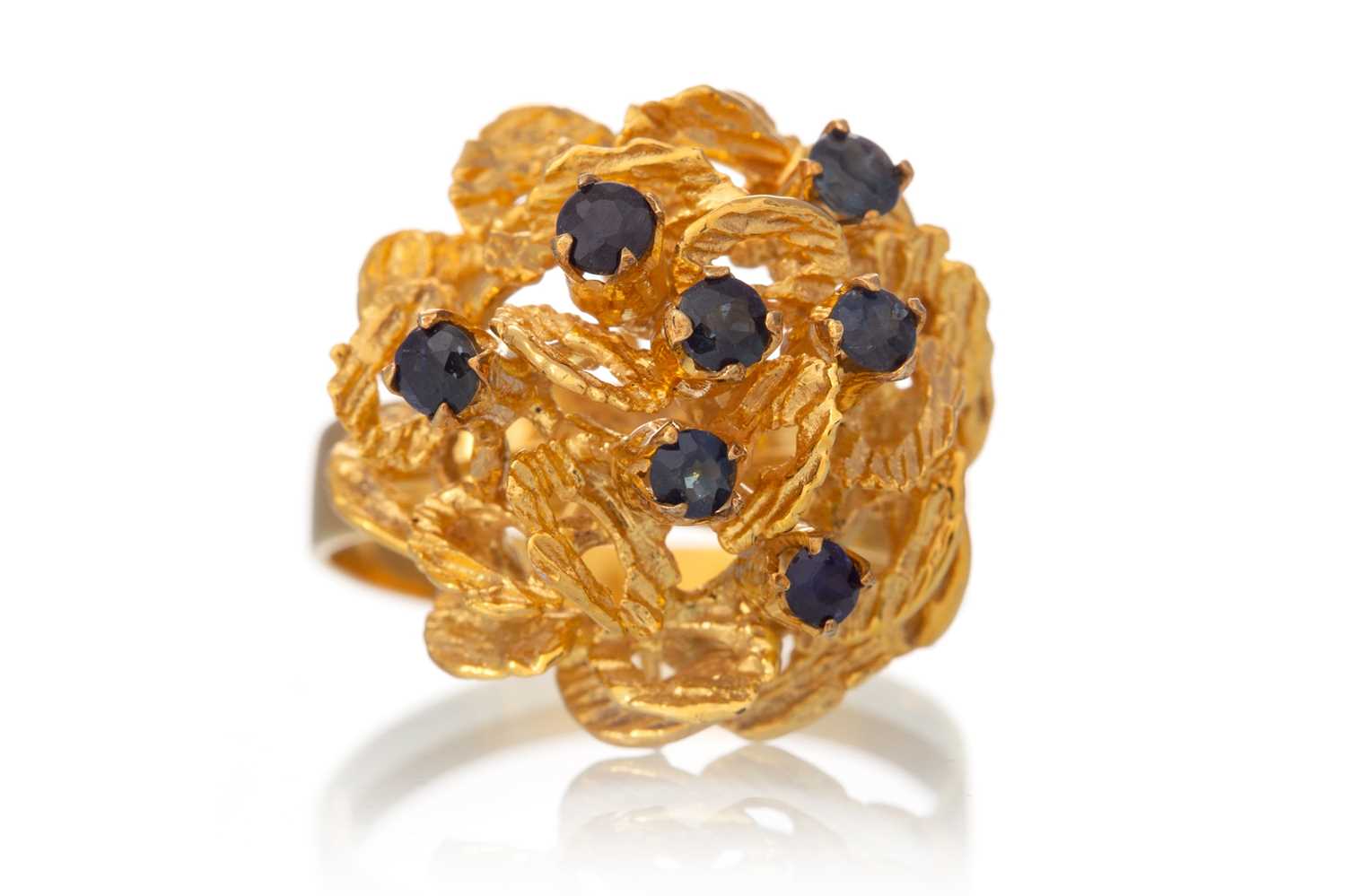 Lot 497 - SAPPHIRE RING