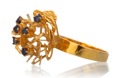 Lot 497 - SAPPHIRE RING