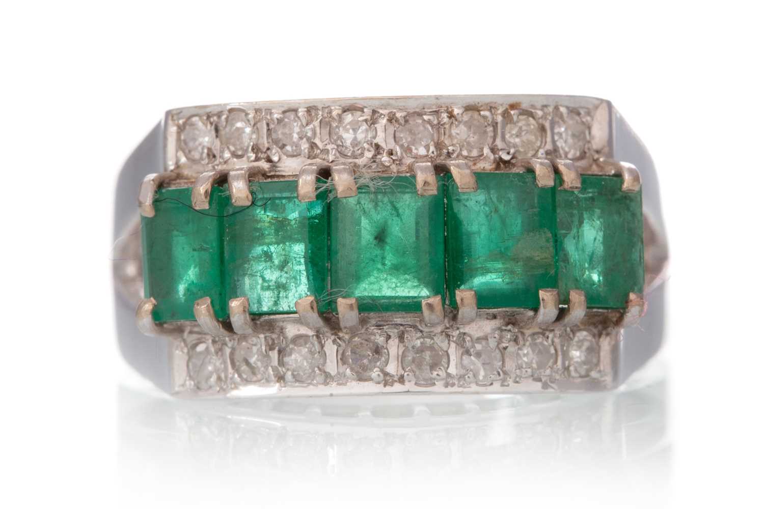 Lot 499 - EMERALD AND DIAMOND RING