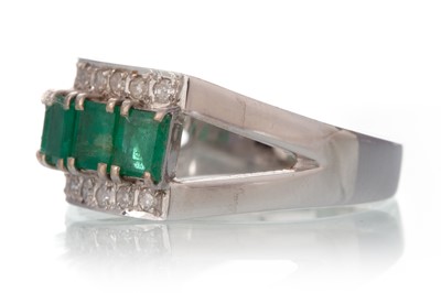 Lot 499 - EMERALD AND DIAMOND RING