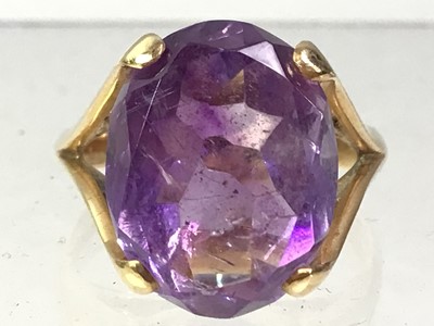 Lot 689 - AMETHYST RING