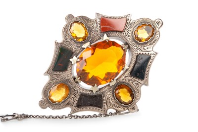 Lot 1132 - SCOTTISH SILVER AGATE  AND GEM SET BROOCH