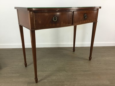 Lot 759 - REPRODUCTION MAHOGANY SERPENTINE FRONTED SIDE TABLE